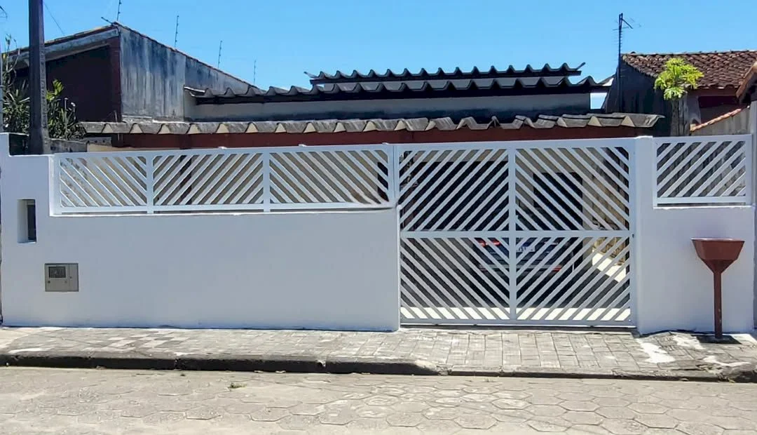 CASA COM EDICULA PRÓXIMA DA PRAIA