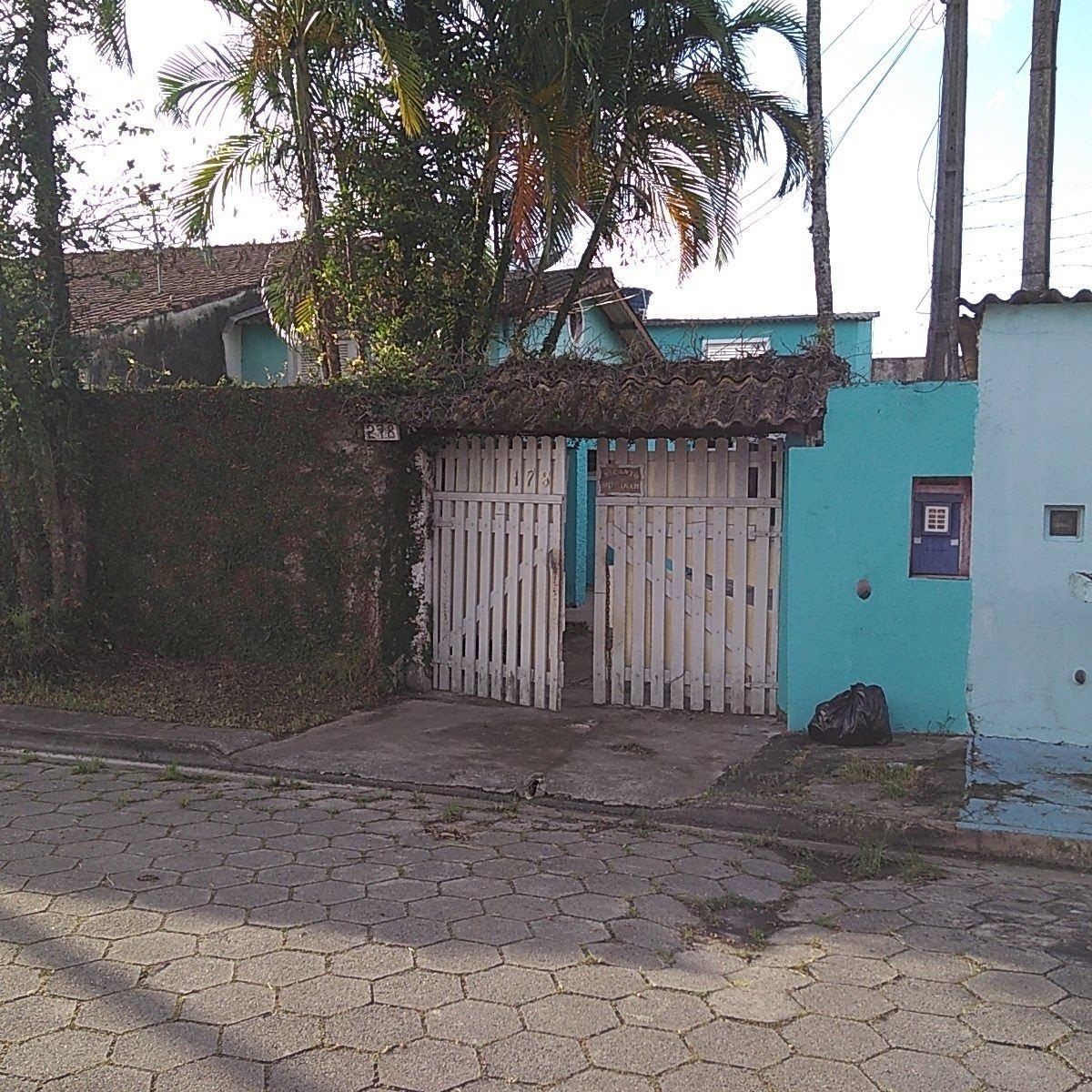 CASA COM EDICULA